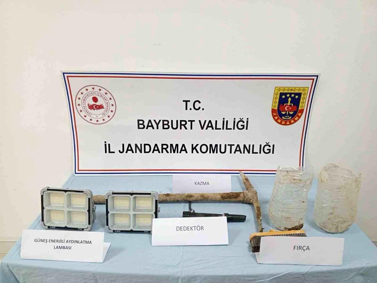 Bayburt'ta sit alanında izinsiz kazı yapan 4 şüpheli yakalandı