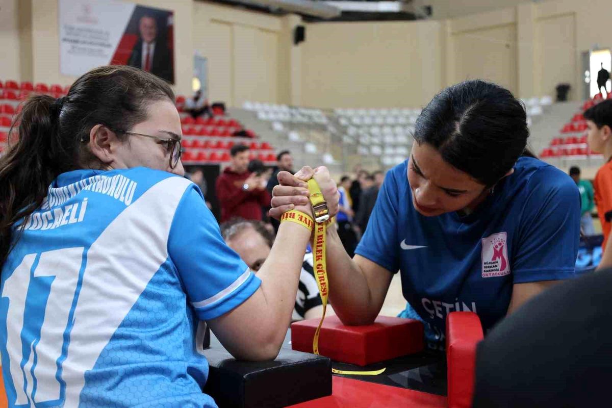 Bilek güreşinde ödüller sahiplerini buldu