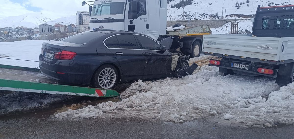 Bitlis'te 2 ayrı kazada 12 kişi yaralandı