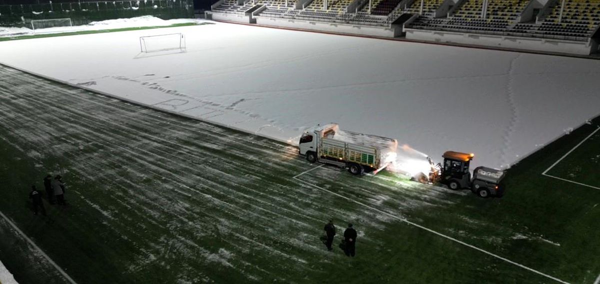 Bitlis'te maç öncesi sahada karla mücadele çalışması