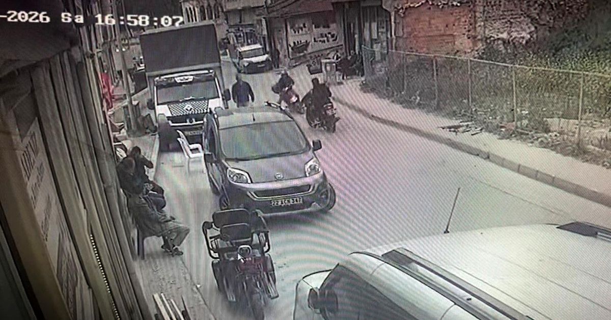 Edirne'de iki motosikletin çarpıştığı kaza kamerada: 1 yaralı