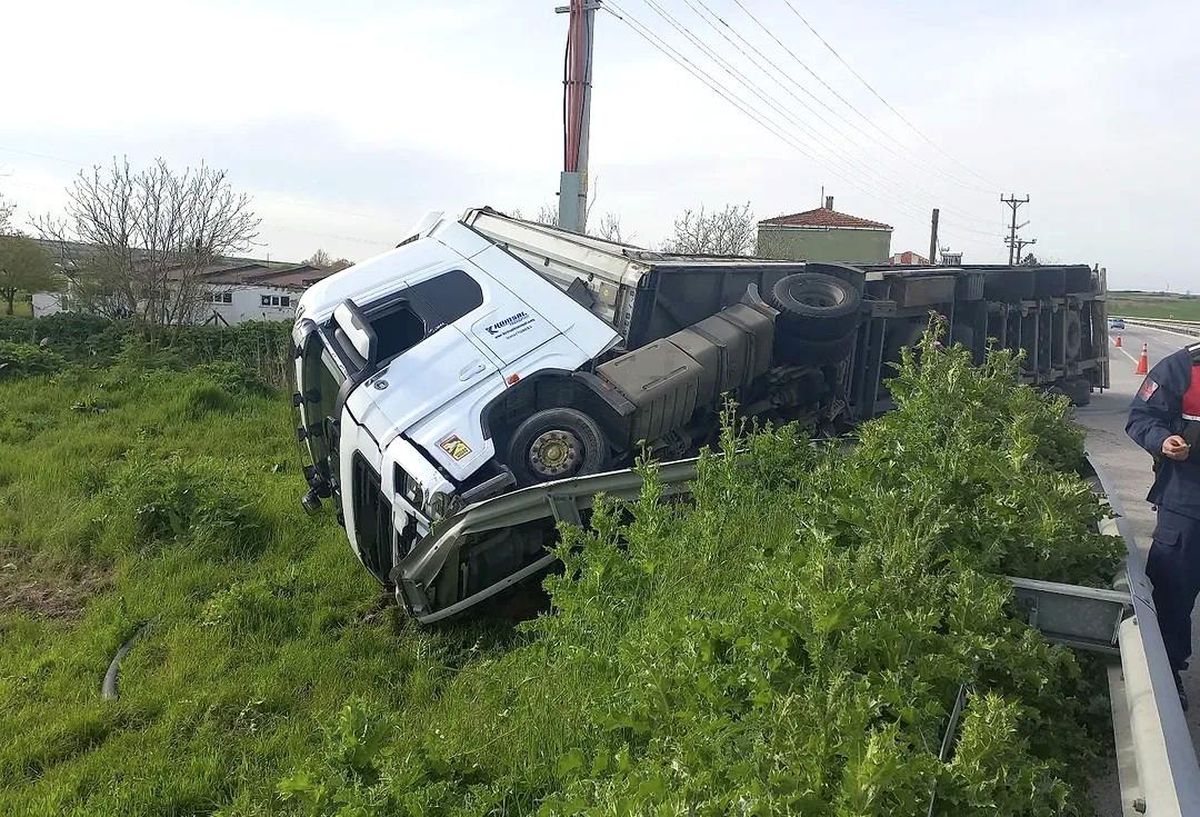 Edirne'de kontrolden çıkan tır devrildi