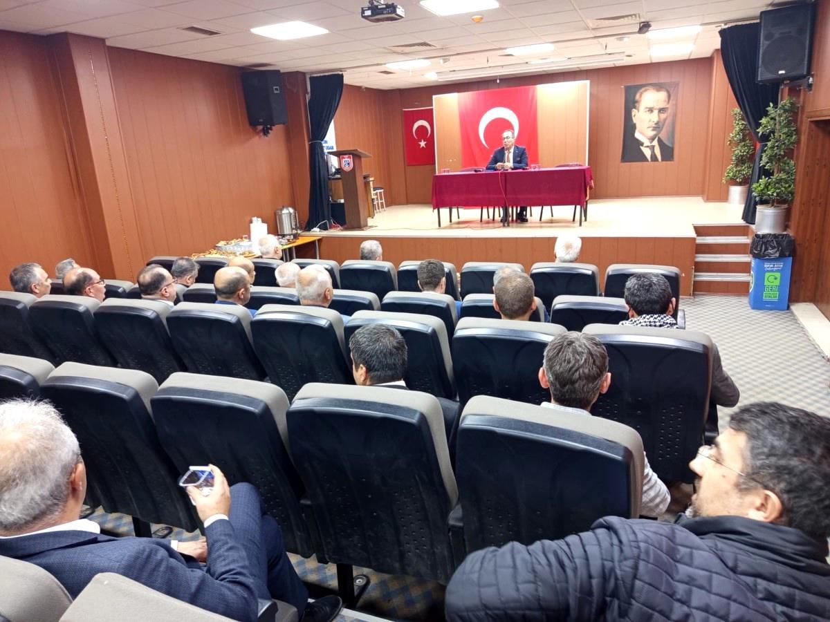 Efeler'de okul müdürleri bir araya geldi, 23 Nisan etkinlikleri görüşüldü