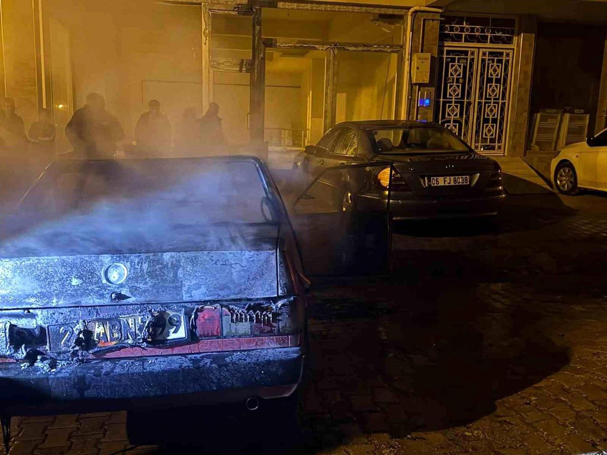 Elazığ'da TOFAŞ araç alev alev yandı