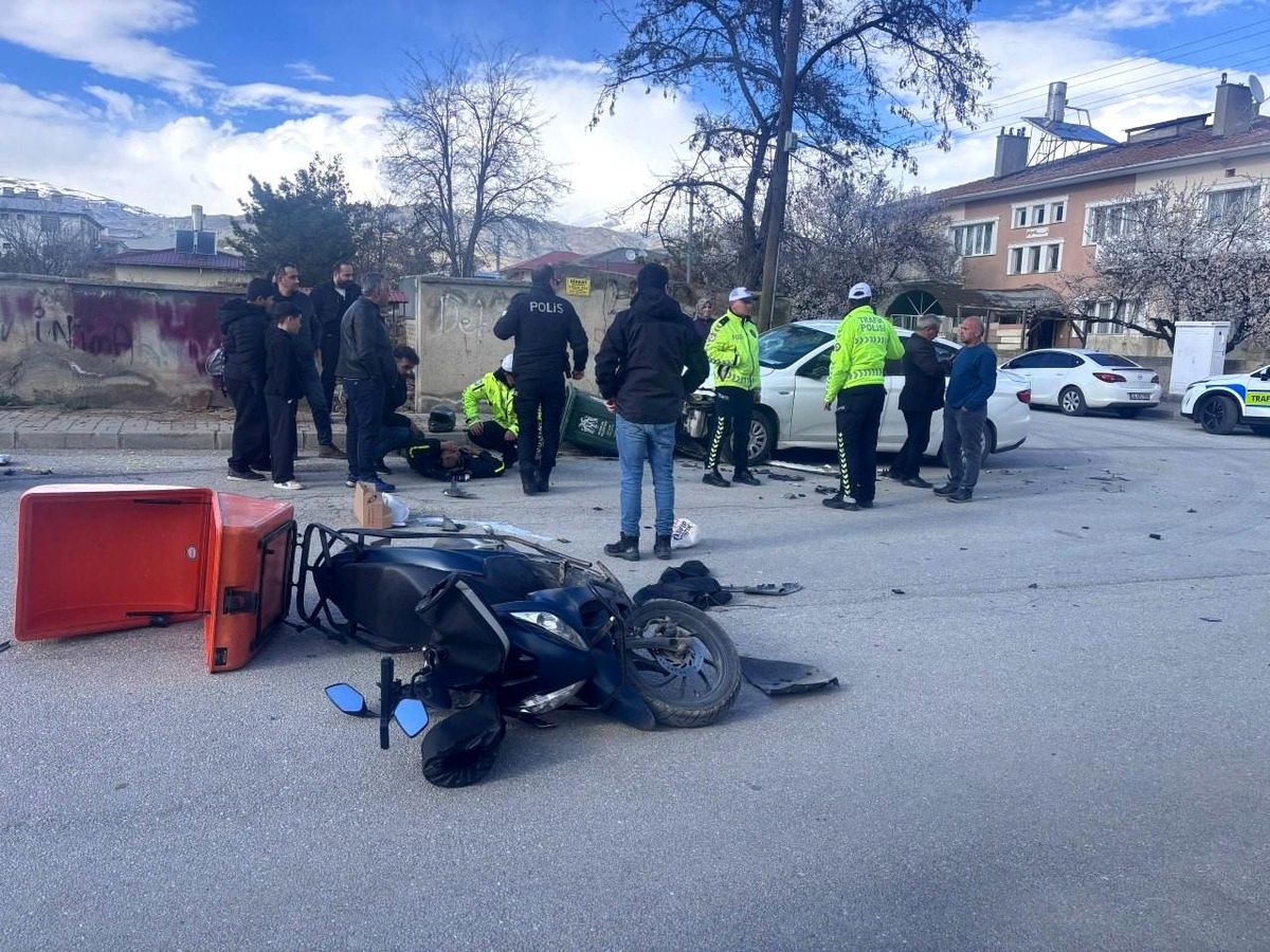 Erzincan'da otomobil ile motosiklet çarpıştı: 1 yaralı