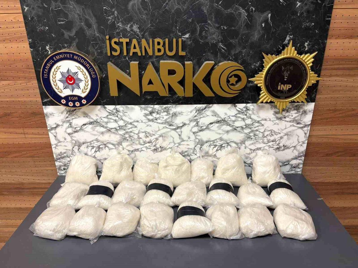 Esenyurt'ta kargo ile gönderilen buzdolabına gizlenmiş 28 kilo uyuşturucu ele geçirildi