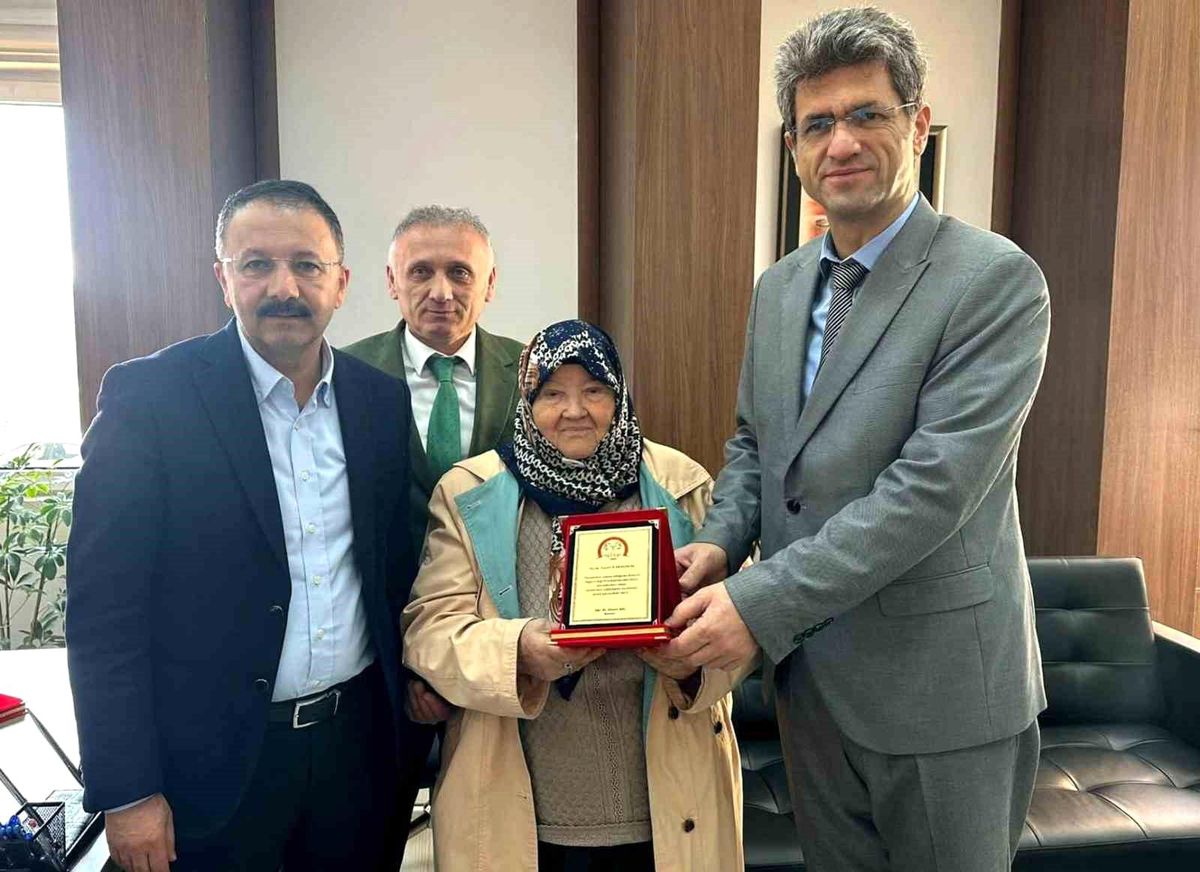 Gurbetçi anne ve oğlundan memleketine sağlık desteği