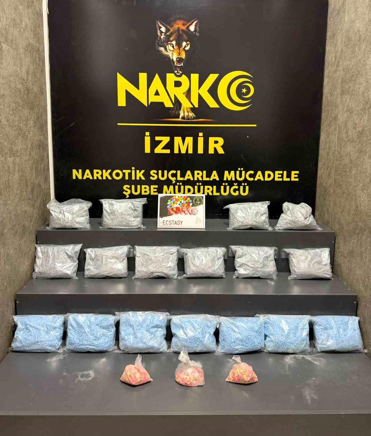 İzmir'de iki ayrı uyuşturucu operasyonunda 3 tutuklama