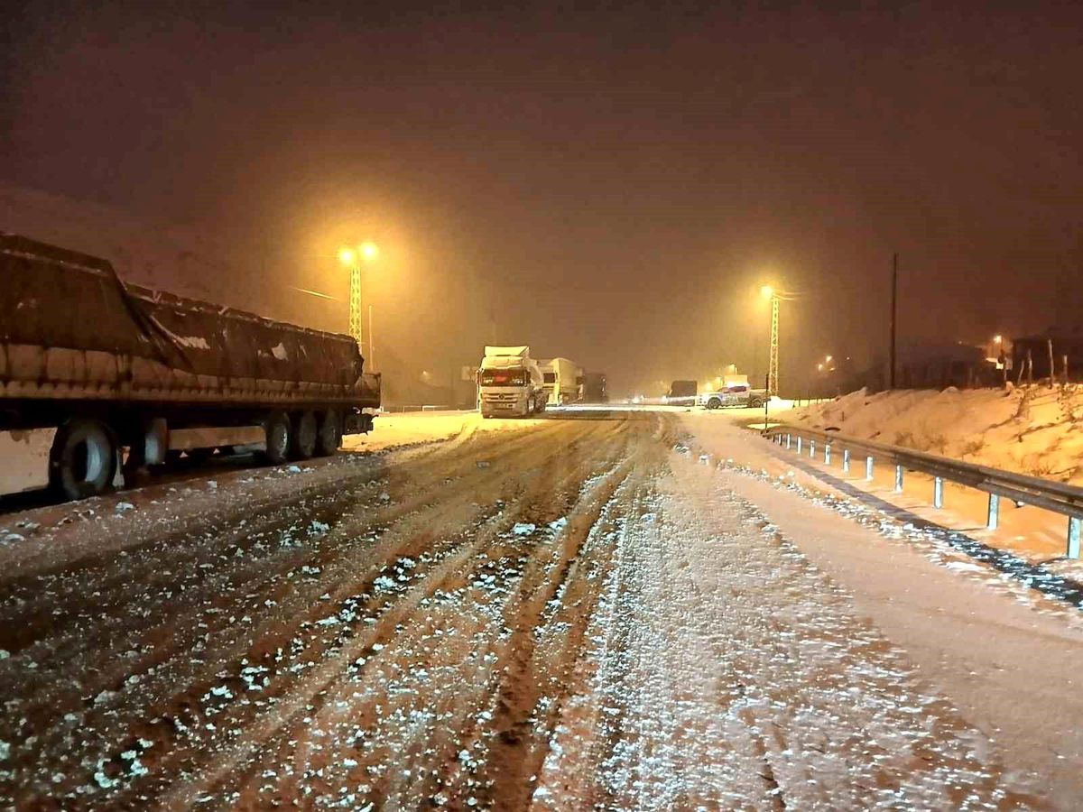 Kop Dağı Geçidi'nde buzlanma ulaşımı aksattı