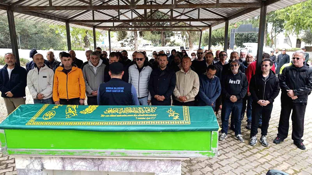 Müzisyen Kemal Cem Öcal, Bodrum'da son yolculuğuna uğurlandı