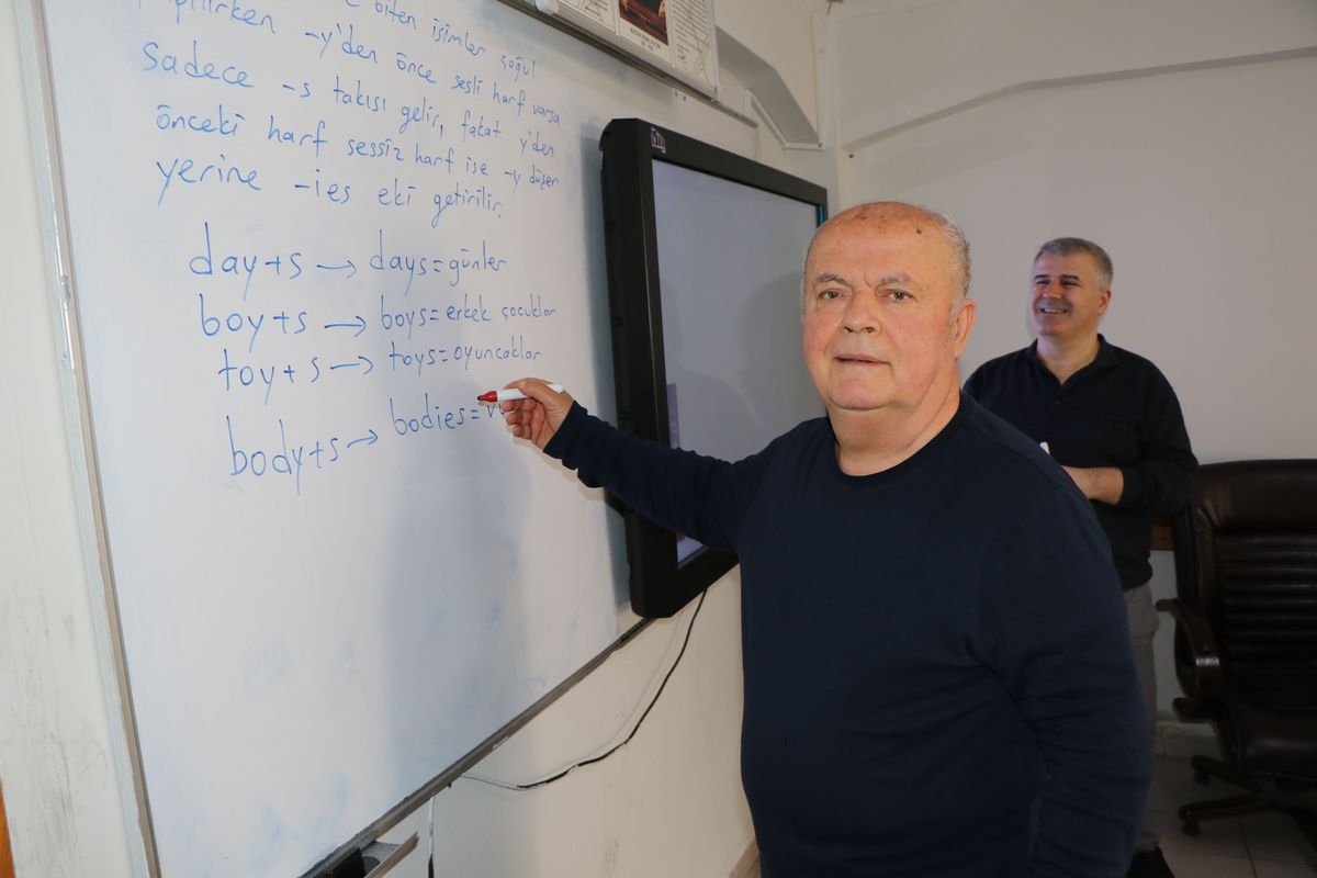 74 yaşındaki dede, İngilizce öğrenerek torunuyla iletişim kurmaya çalışıyor