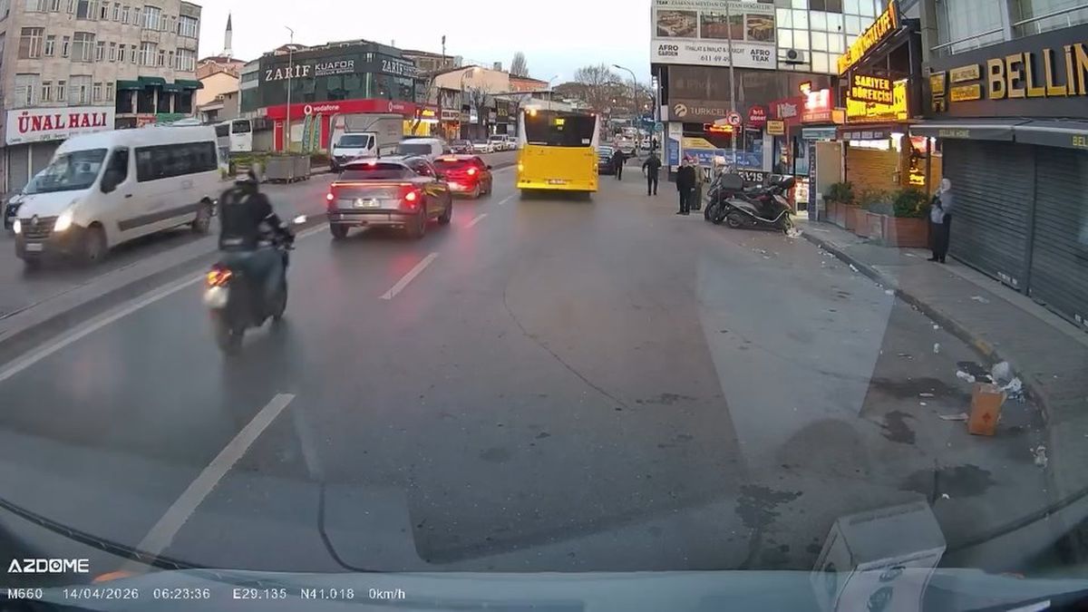 Ümraniye'de motosiklet sürücüsünün otomobile çarptığı anlar kamerada