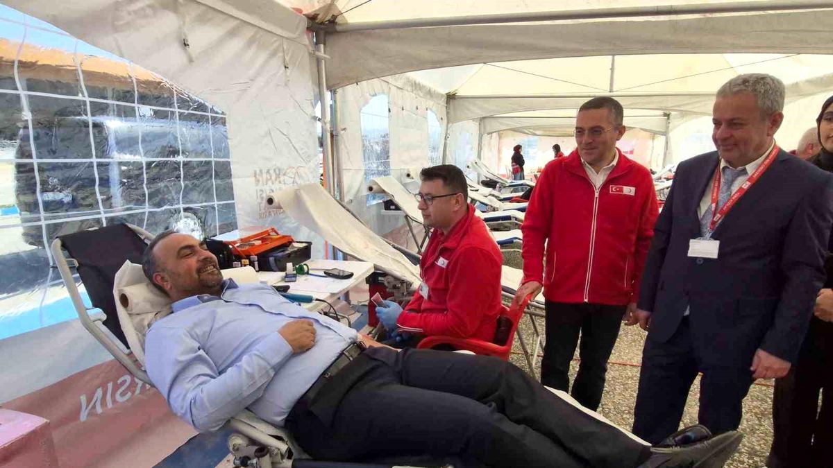 Üniversite öğrencilerinden kan bağış kampanyasına yoğun ilgi