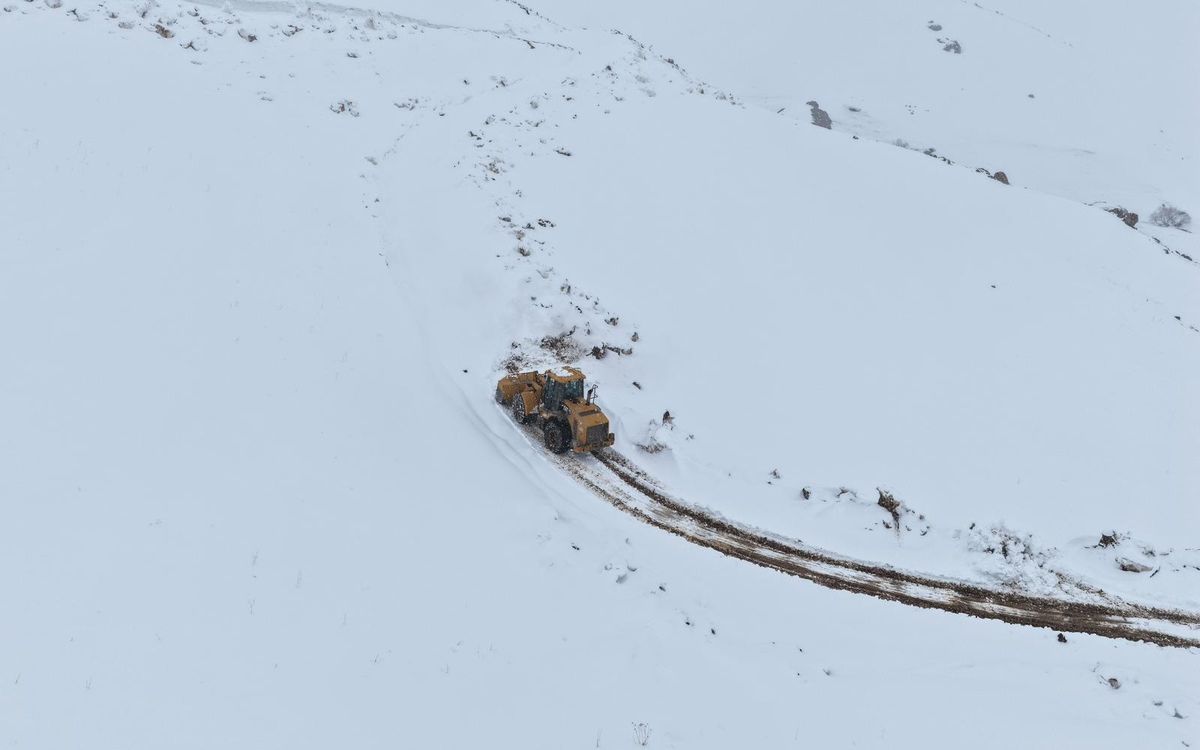 Van'da kar yağışı sonrası ulaşıma kapanan yerleşim yerlerinin bir kısmı açıldı