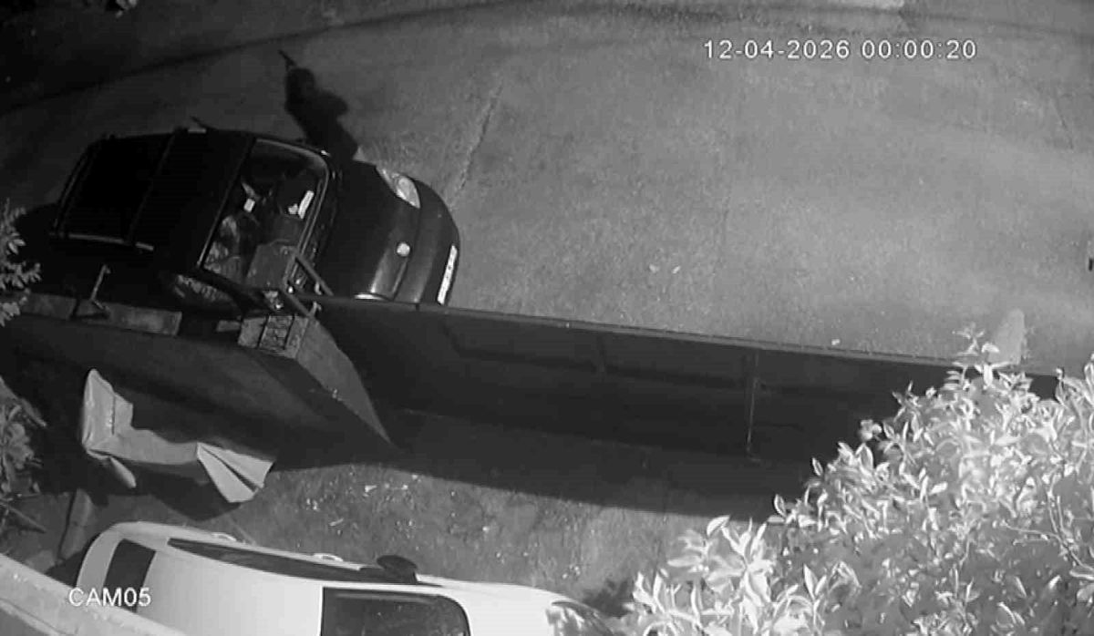 Adana'da kasklı saldırgan dehşeti: Eve tüfekle kurşun yağdırdı