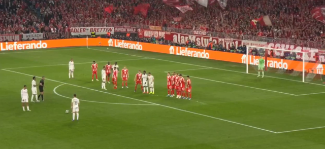 Arda Güler taking the free kick