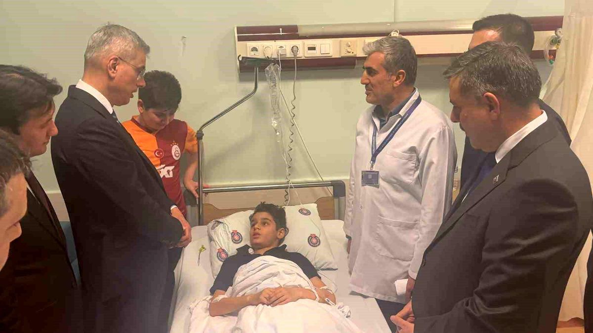 Bakanlar yaralı öğrencileri ziyaret etti