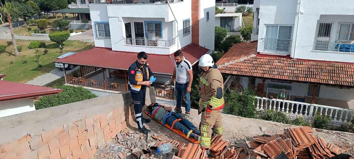 Çatı tadilatında üzerine su deposu devrilen işçi yaralandı