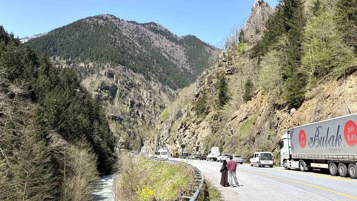 Çaykara-Uzungöl karayolunda kaya düşmesi nedeniyle ulaşım kontrollü sağlanıyor