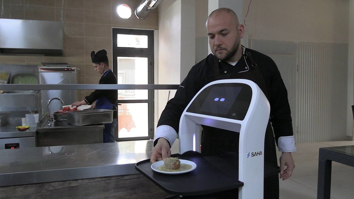 Trakya Üniversitesi'nde yapay zeka destekli robot garson hizmete başladı