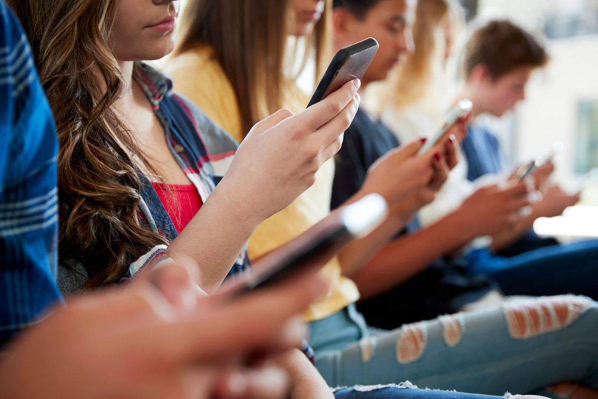 Fransa'da tüm öğrenciler ayakta! Kişisel verileri internete sızdı