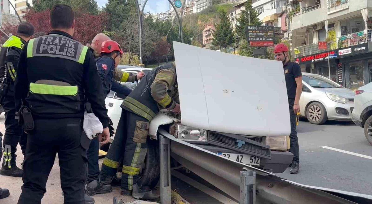 Kocaeli'de facianın eşiğinden dönüldü: Freni tutmayan otomobil bariyerlere çarptı