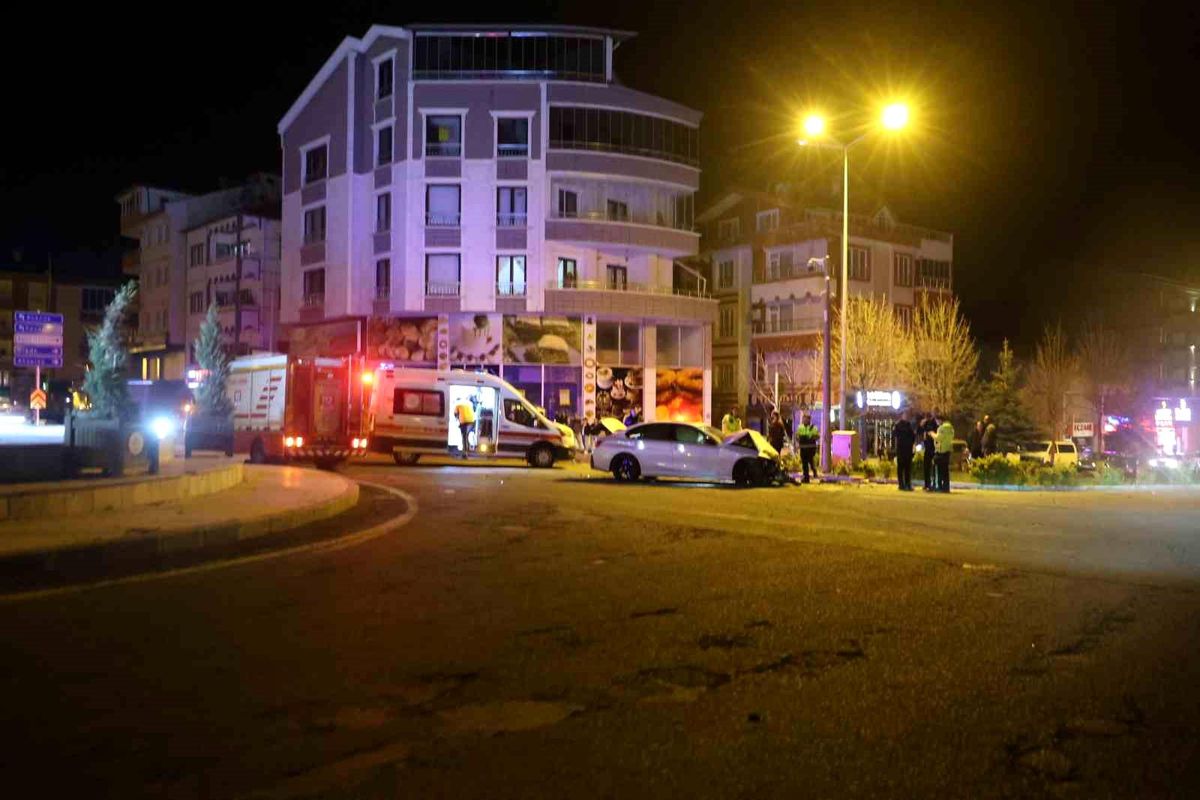 Minibüs ile otomobil çarpıştı: 1'i ağır 3 yaralı