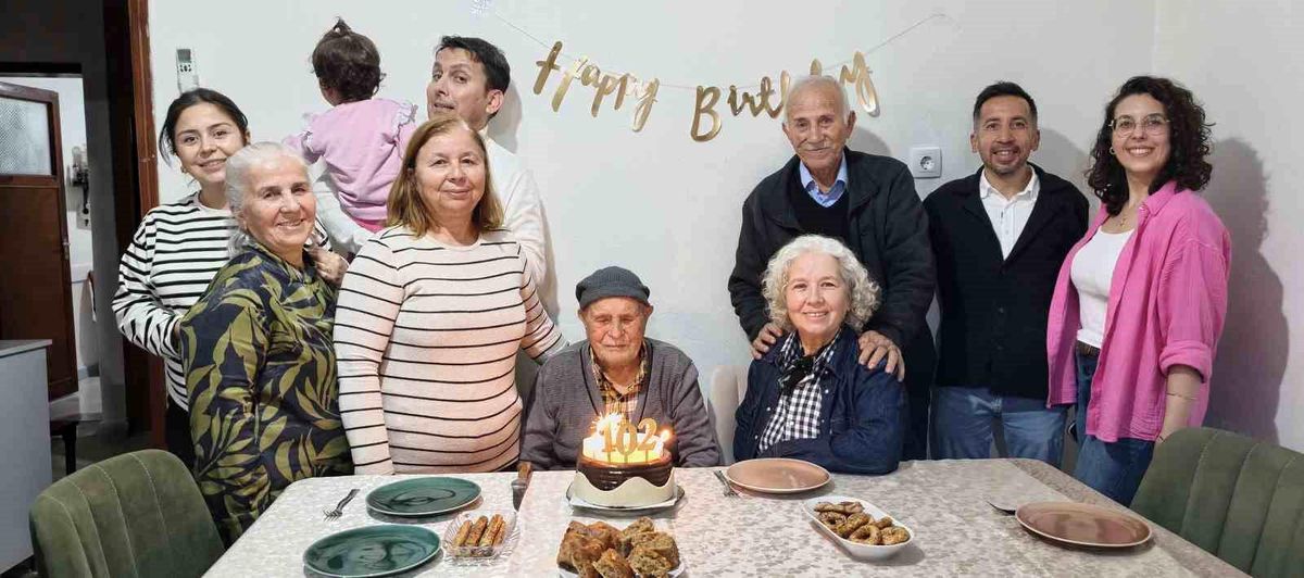 Mustafa dede, 102'nci yaş gününü çocukları ve torunlarıyla kutladı