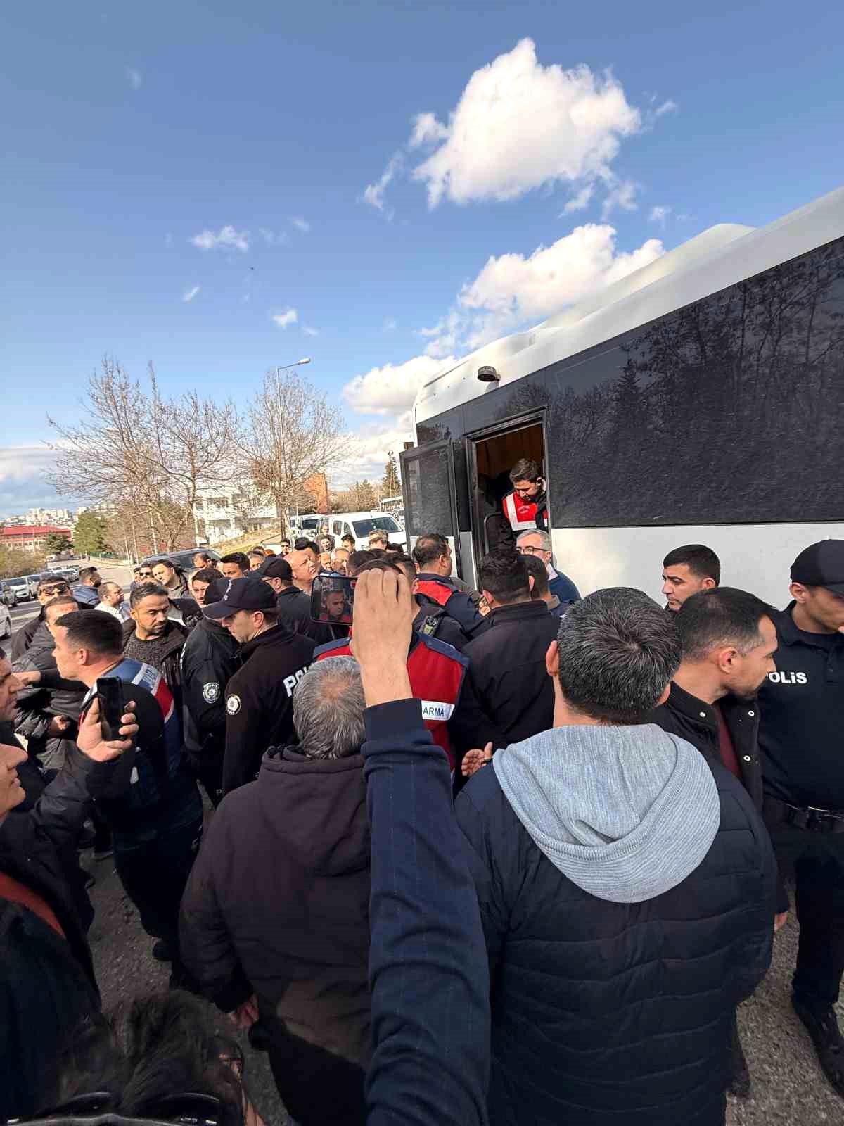 Siirt'te annesinin cenaze törenine katılan Fadıl Akgündüz ile ekipler arasında tartışma