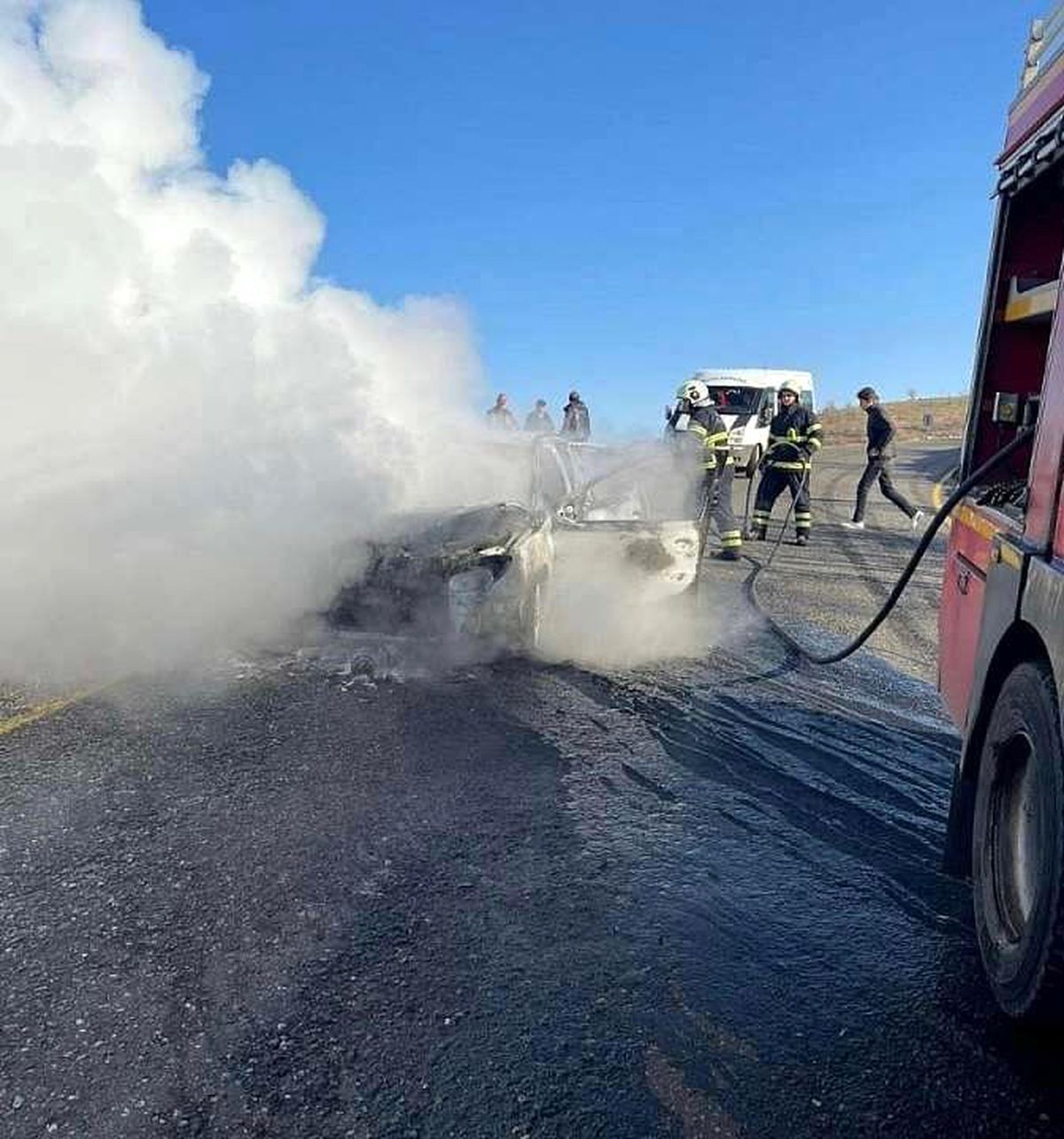 Siirt'te seyir halindeki otomobil alev aldı: 4 kişilik aile son anda kurtuldu