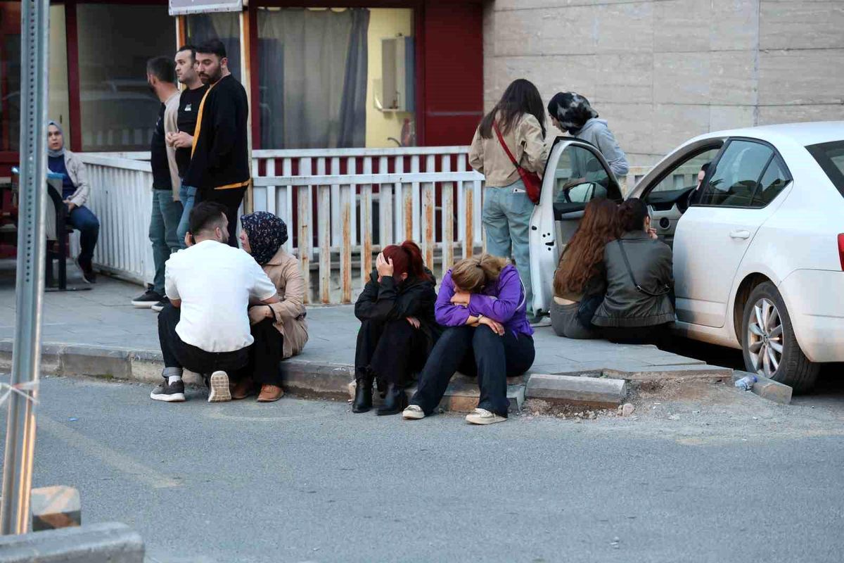 Yaralı öğrencilerin ailelerinin hastane önündeki bekleyişi sürüyor