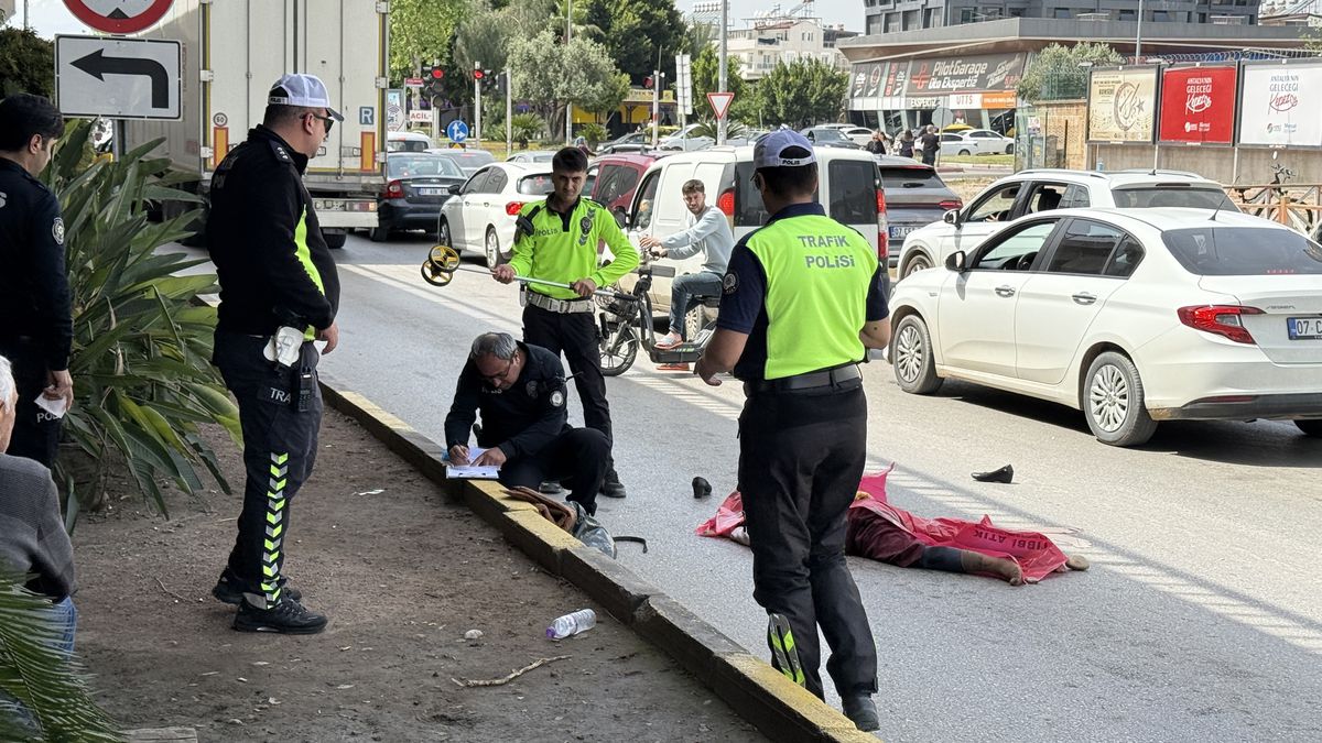 Antalya'da Mendil Satıcısı Kadın TIR'ın Altında Kalarak Hayatını Kaybetti