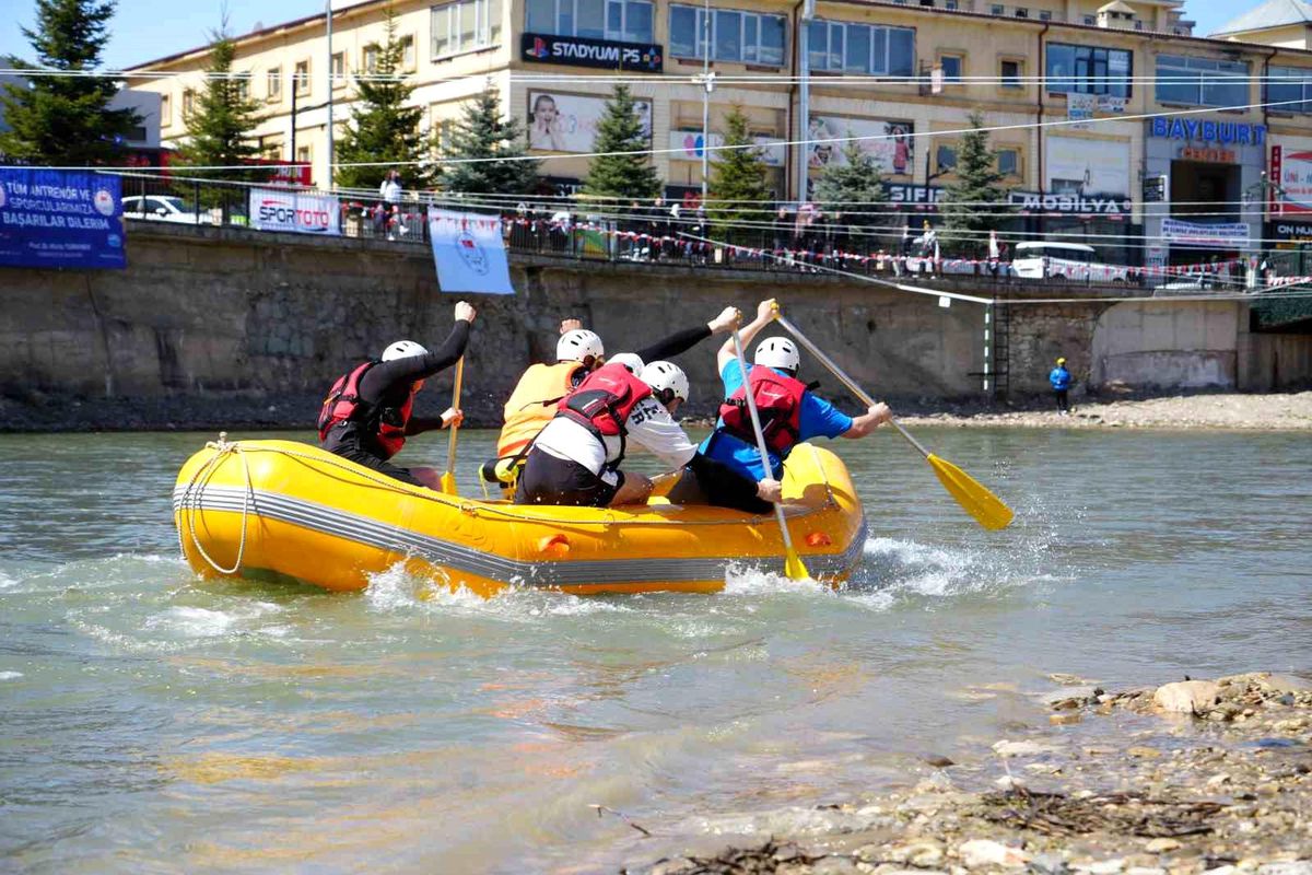 Bayburt'ta 'Üniversiteler Arası Rafting Türkiye Şampiyonası' başladı