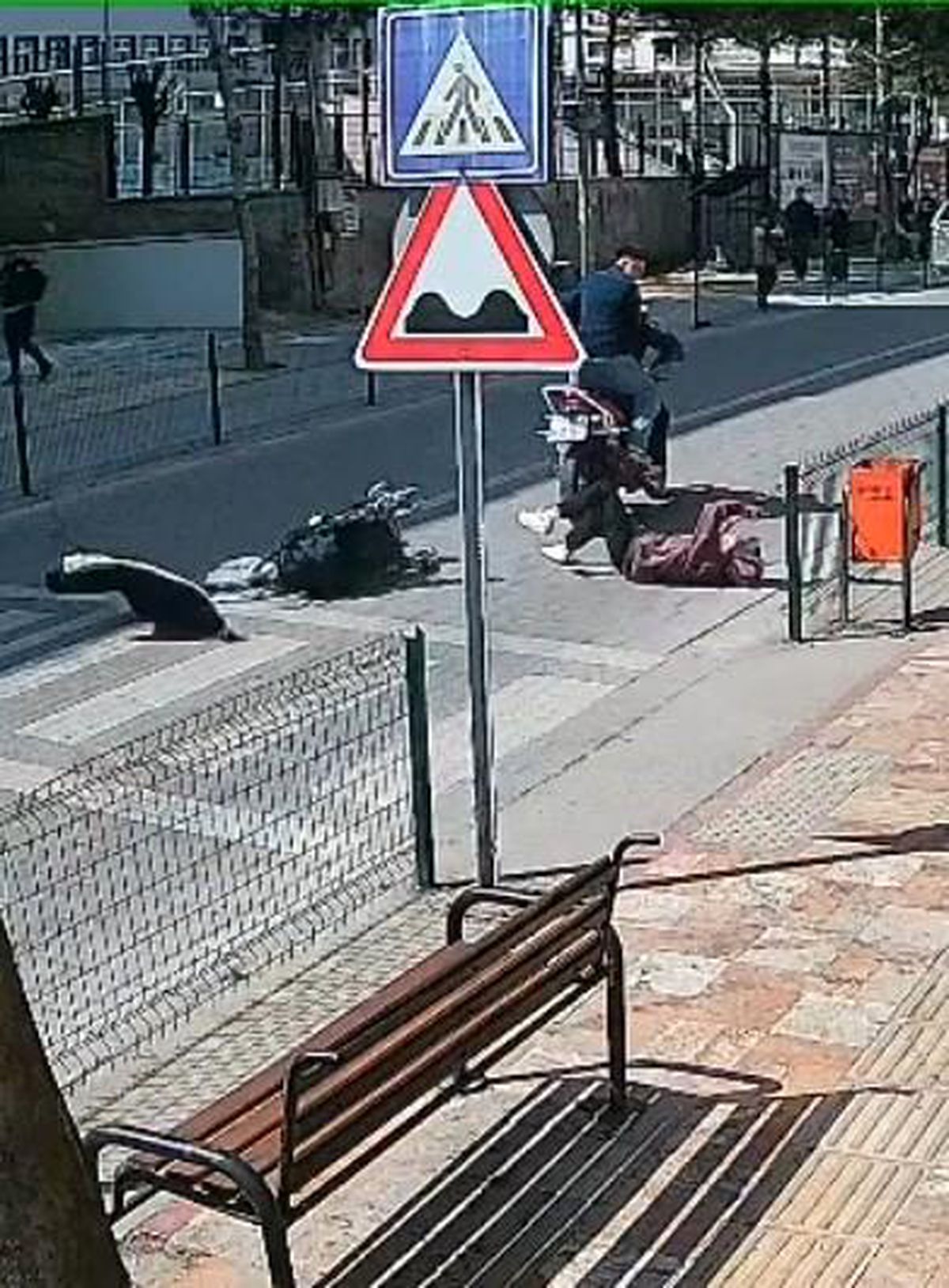 Çaycuma'da motosiklet yaya geçidinde anne ve çocuğuna çarptı: 2 yaralı