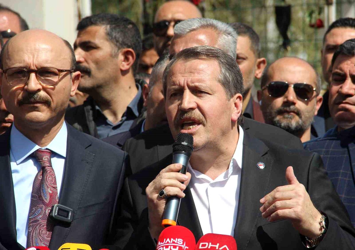 Eğitim-Bir-Sen Genel Başkanı Ali Yalçın'dan saldırının yaşandığı okulun önünde açıklama