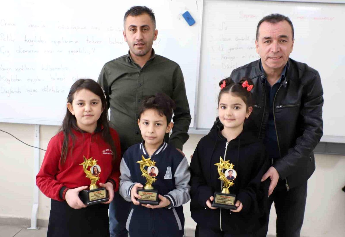 Hakkari'de öğrencilerin başarısı kupayla taçlandı