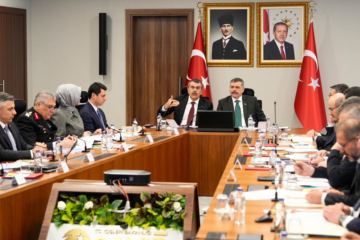 İçişleri'nde kritik toplantı: Okulların çevresinde güvenlik artırılacak, erken uyarı mekanizmaları güçlend...