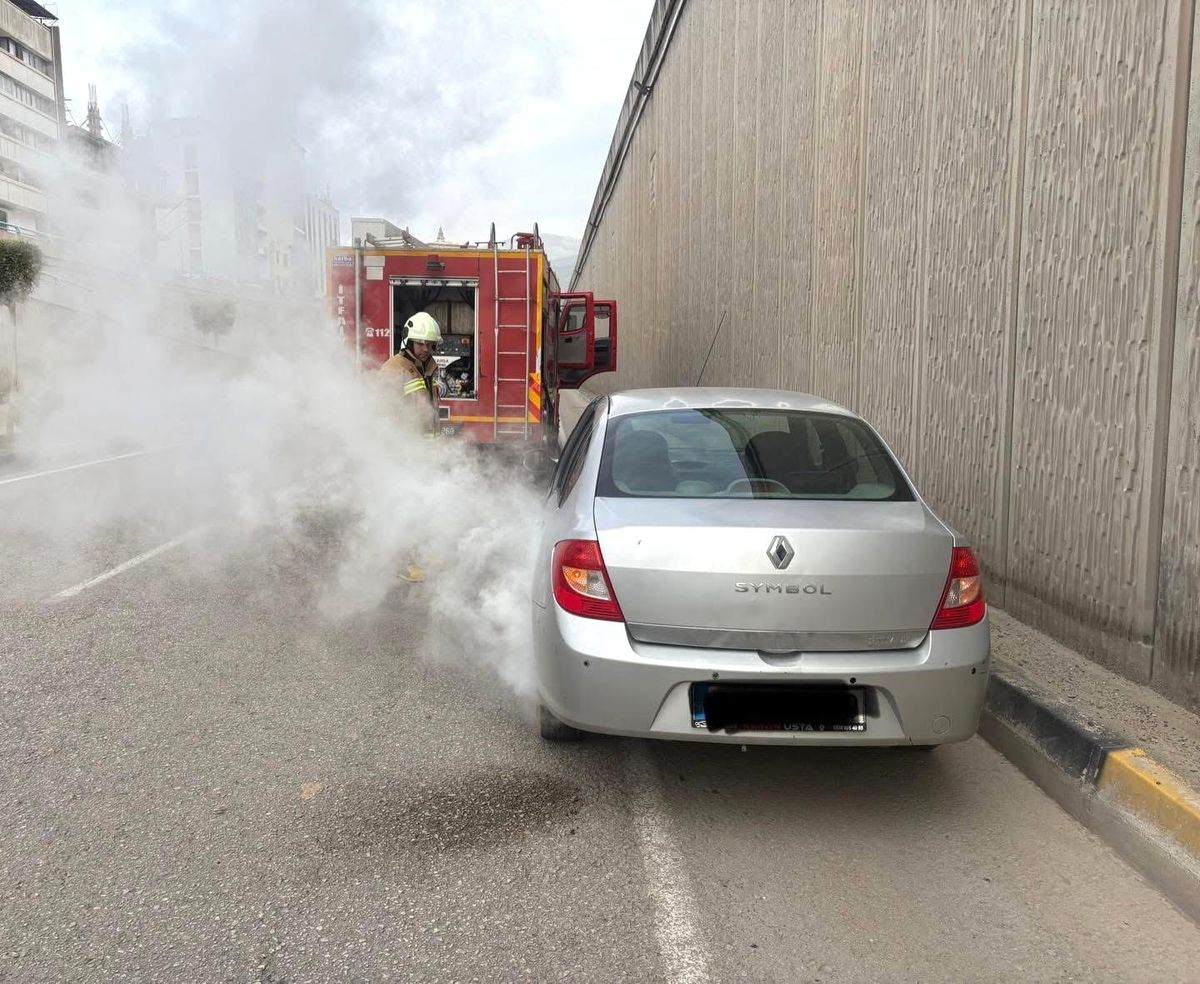 İskenderun'da Seyir Halindeki Araçta Yangın: İtfaiye Hızlı Müdahale Etti