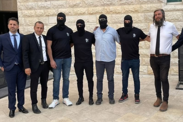 israil ordusu filistinli esire 19754010 4038 1 m