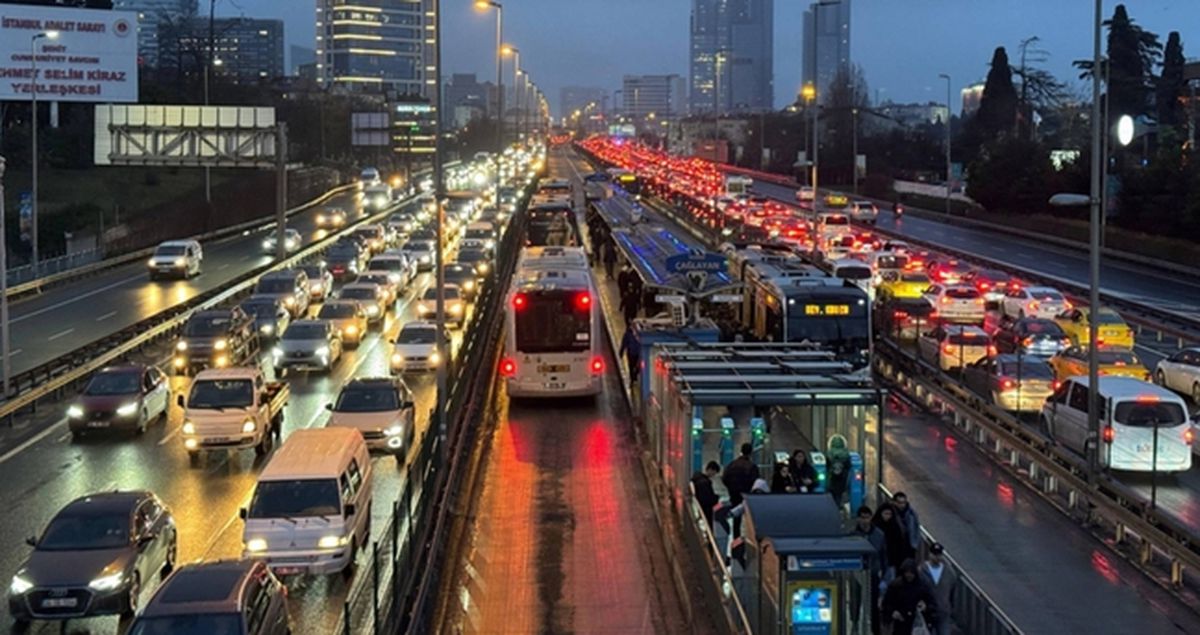 İstanbul'da trafik var mı? SON DAKİKA! 16 Nisan Perşembe hangi ilçelerde trafik var, hangi yollar kapalı?