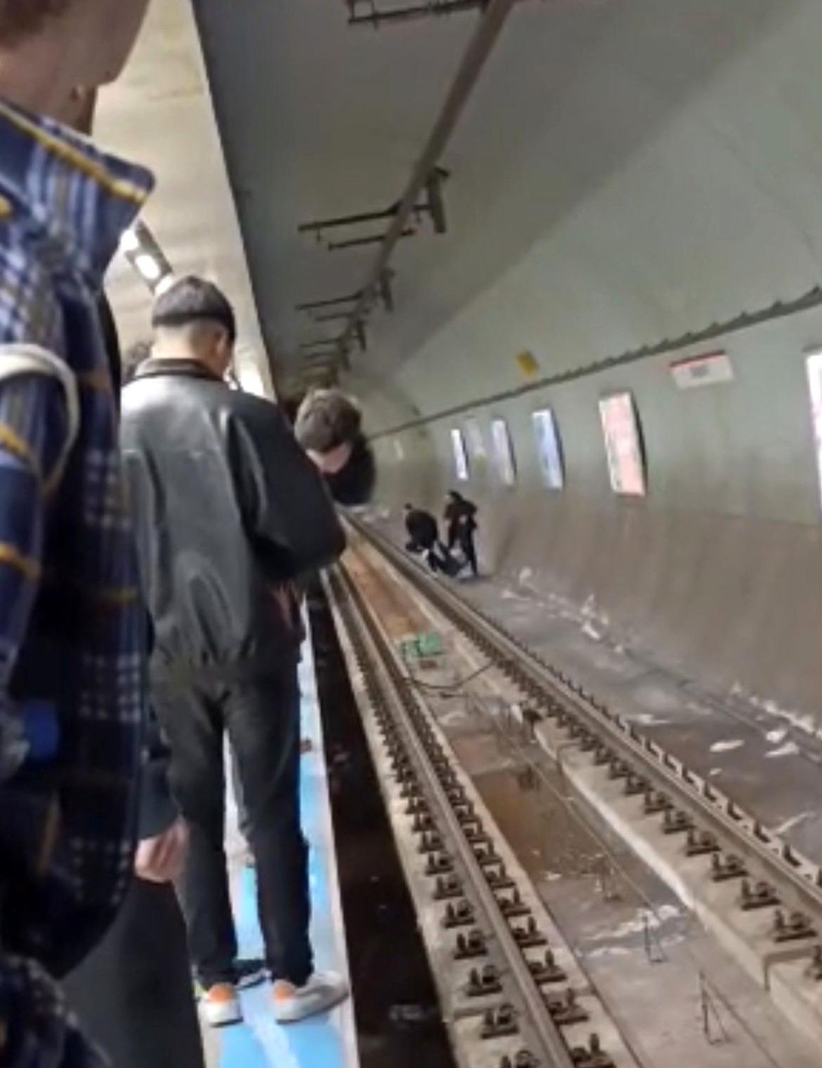 Kadıköy Metro İstasyonu'nda İntihar Girişimi, Vatandaşların Hızlı Müdahalesiyle Engellendi