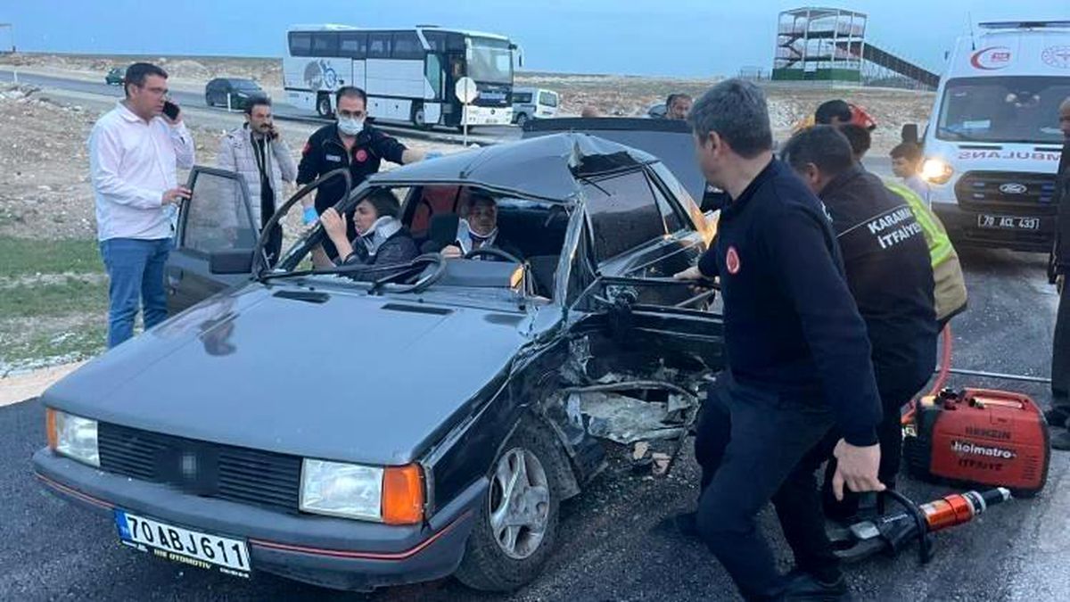 Kaza sonrası araçta sıkışan karı kocayı itfaiye kurtardı