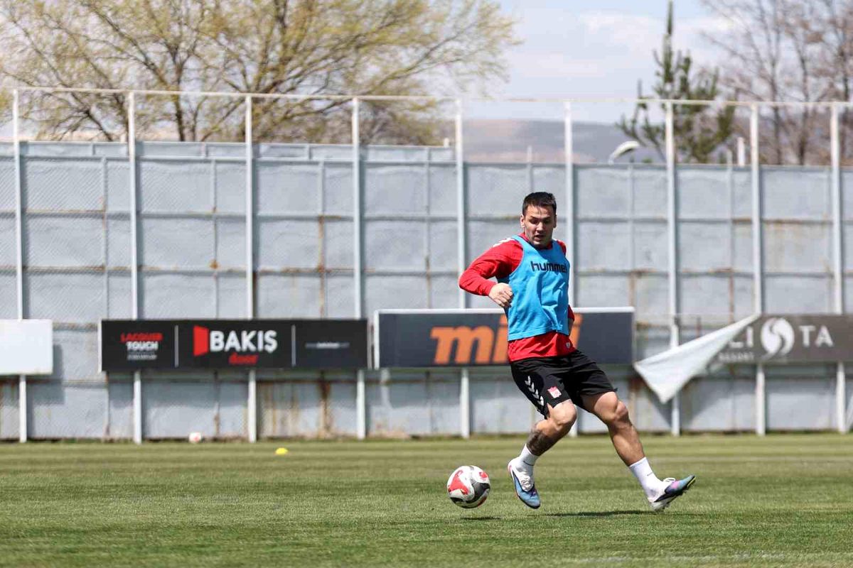 Sivasspor'da Rey Manaj idmanlara başladı