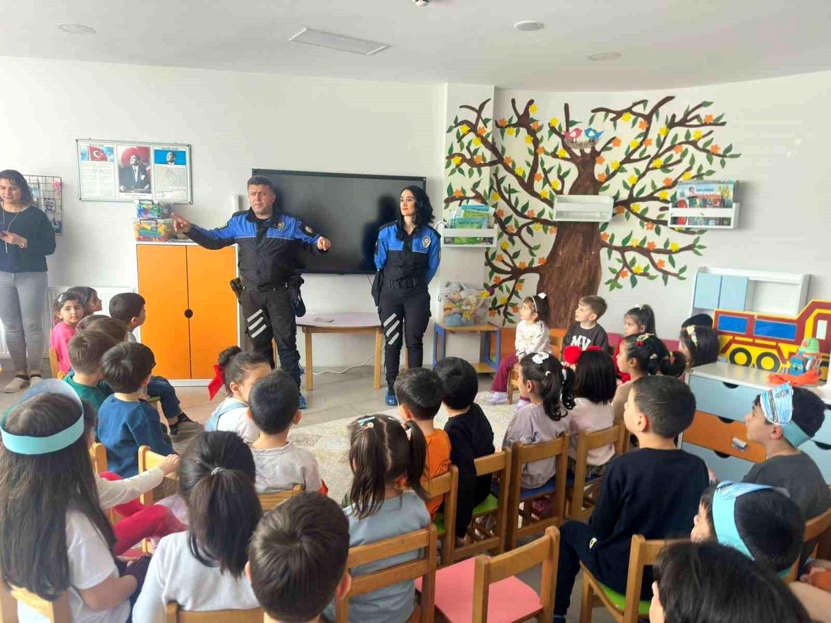 Erzincan'da 345 Öğrenciye Polis Ekiplerinden Güvenlik Eğitimi