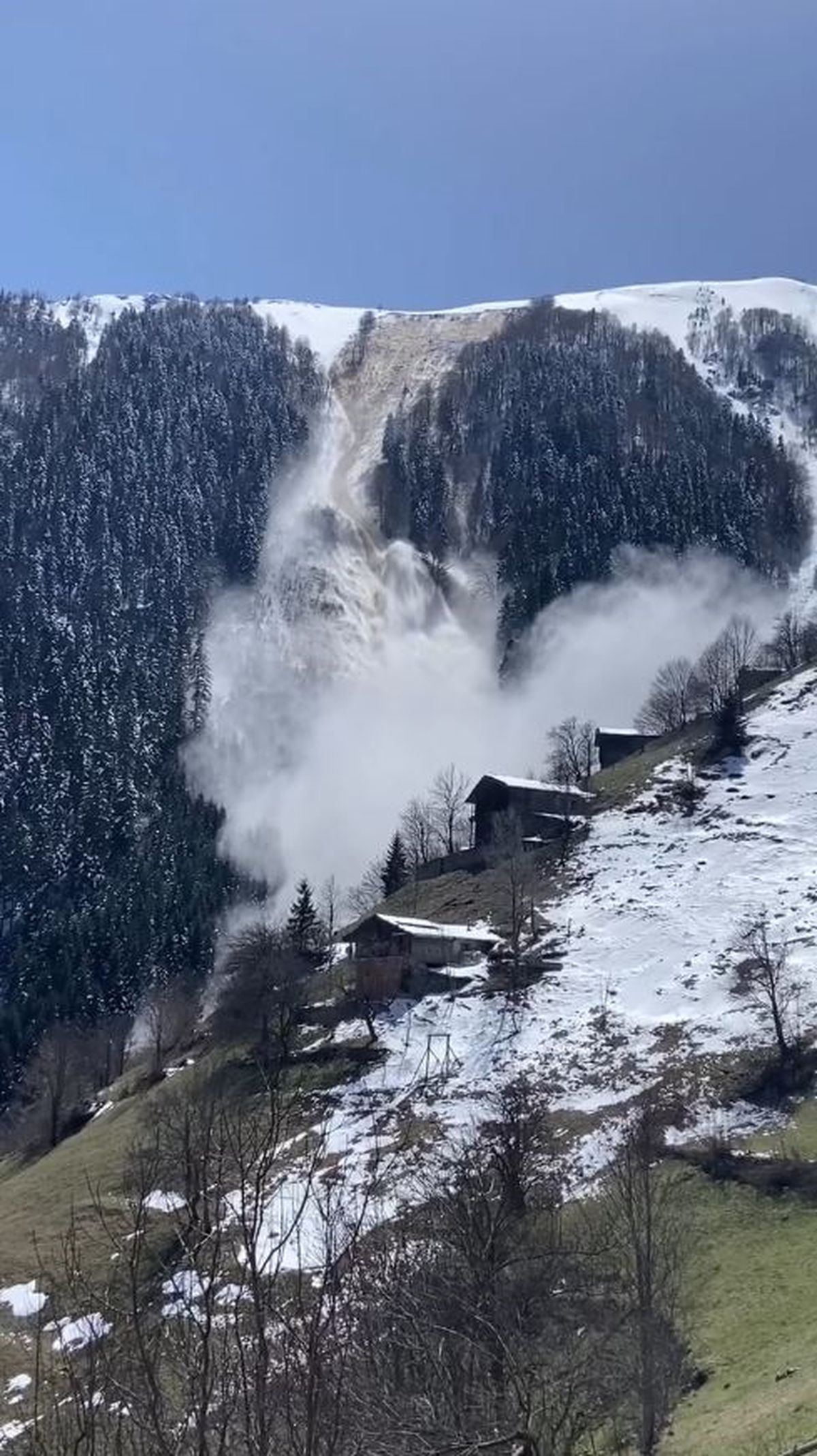 Trabzon'da çığ düşme anı kamerada