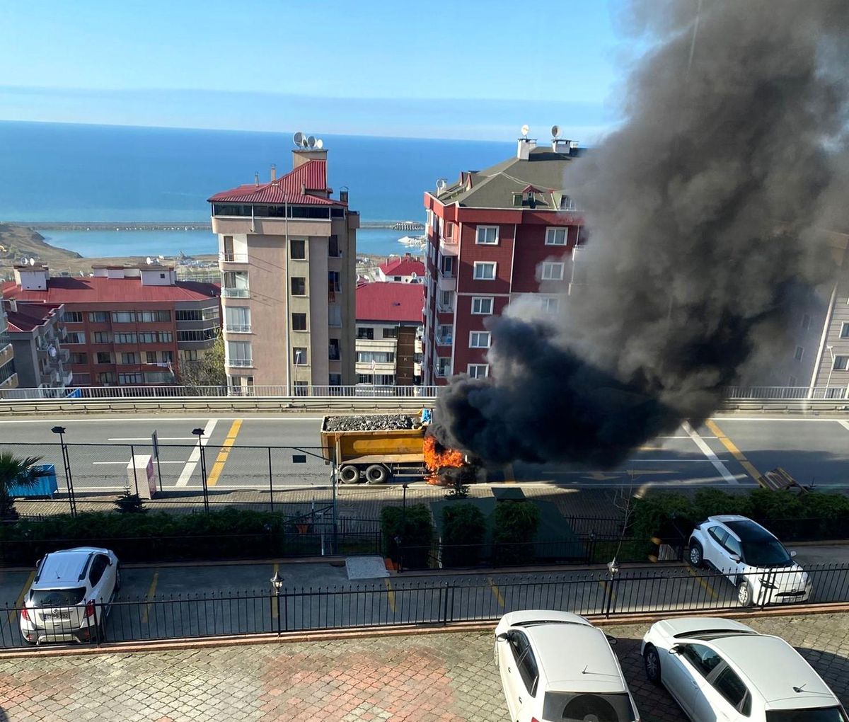 Trabzon'da taş kamyonu yangını korkuttu