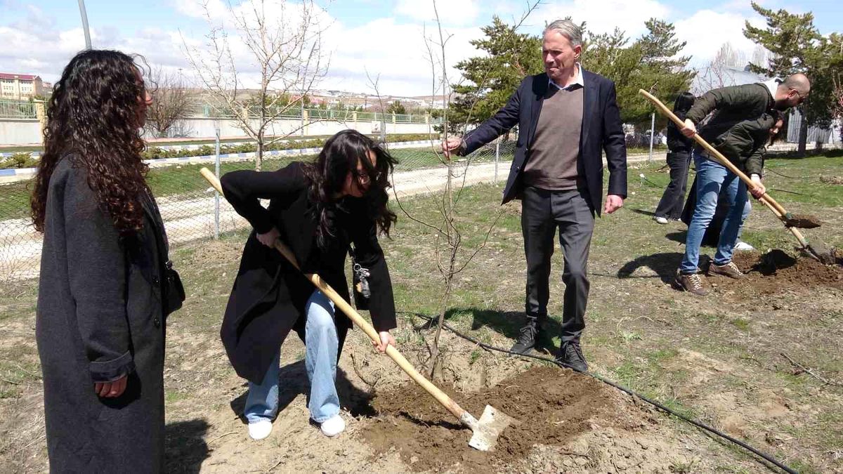 Van'da geleceğin diplomatları toprakla bağ kurdu