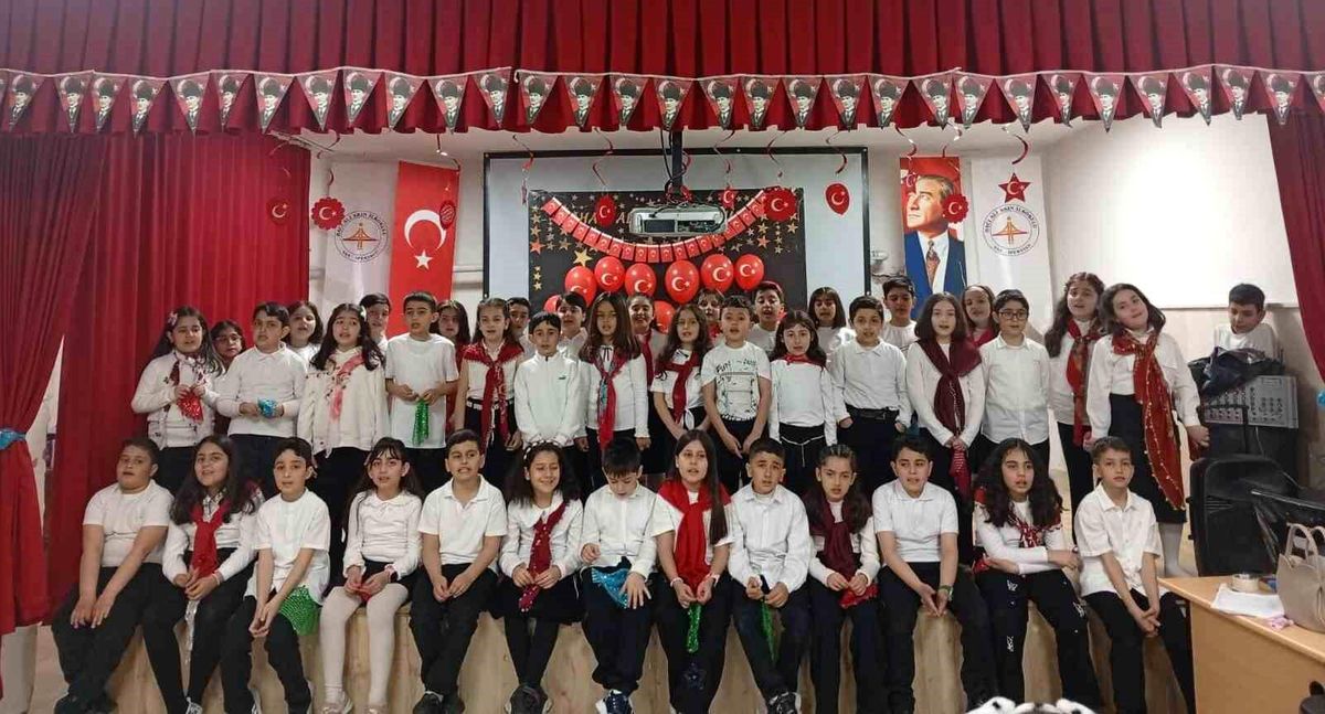 Vanlı miniklerden yürekleri ısıtan etkinlik: Konser gelirini Mehmetçik Vakfı'na bağışladılar