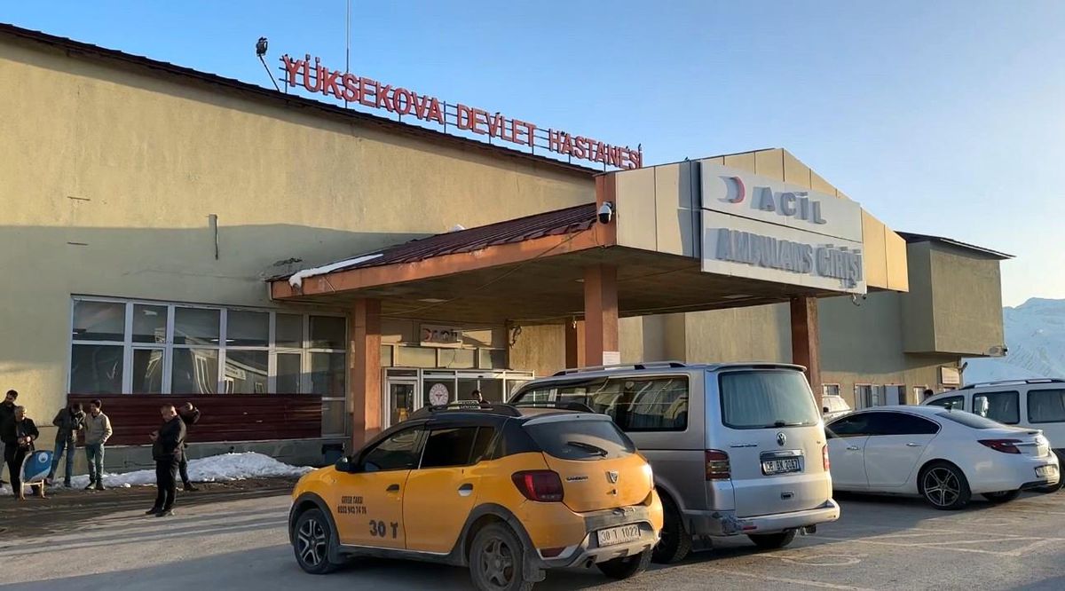 Yüksekova'da zehirlenme şüphesiyle 12 öğrenci hastaneye kaldırıldı