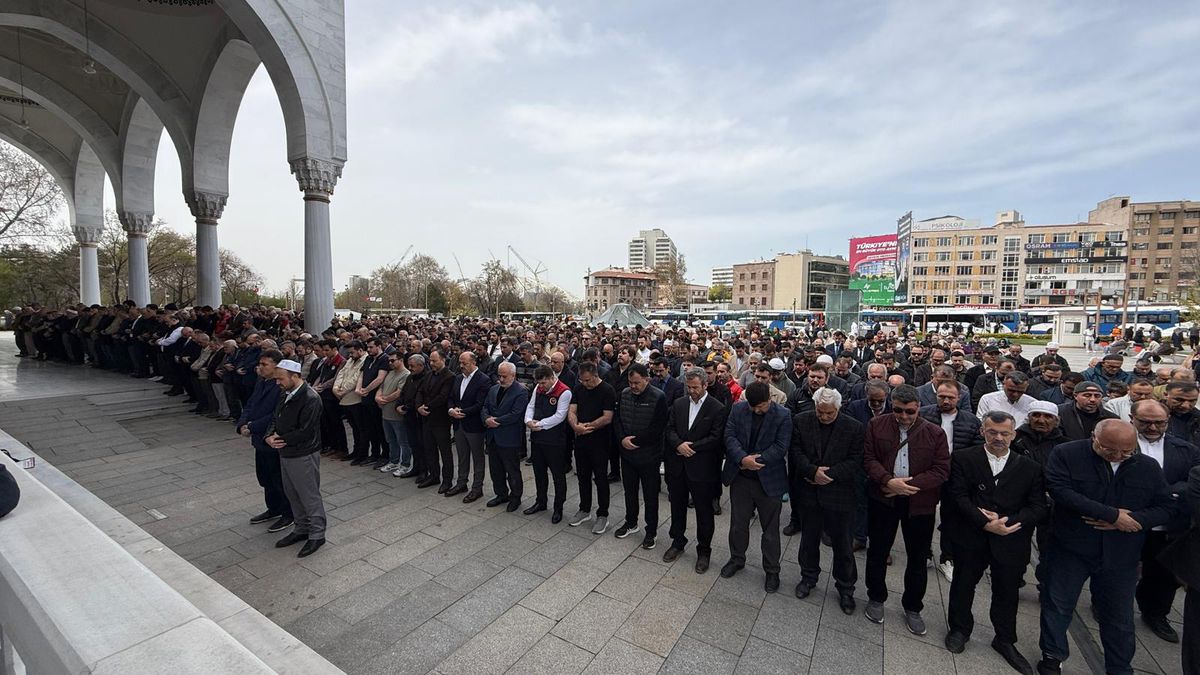 Ankara'da Kahramanmaraş'taki okul saldırısında hayatını kaybedenler için gıyabi cenaze namazı kılındı